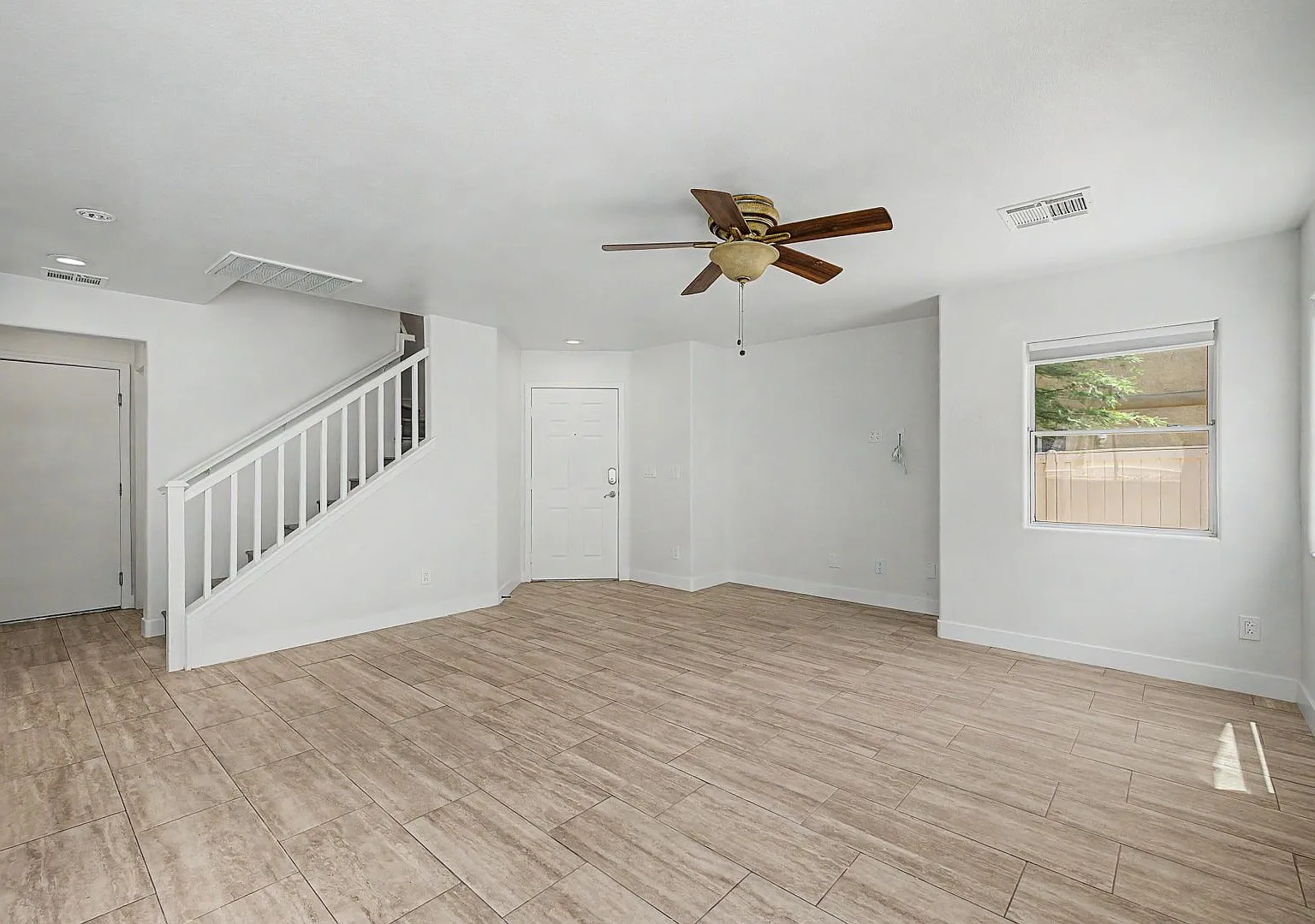 Renovated 3-bedroom home in 89131! — Photo 2