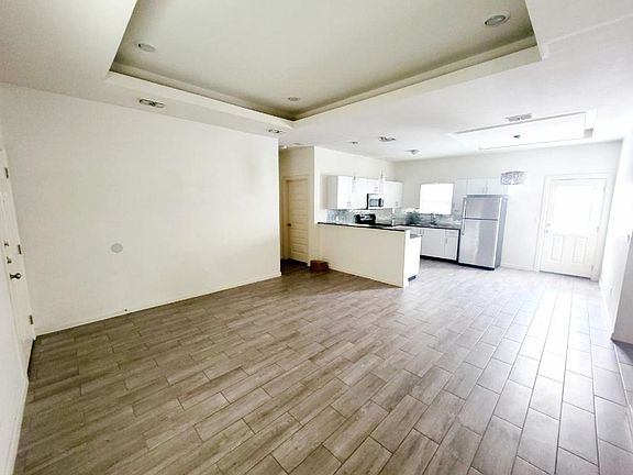 4th image of 1704 W Garrison Dr #D
