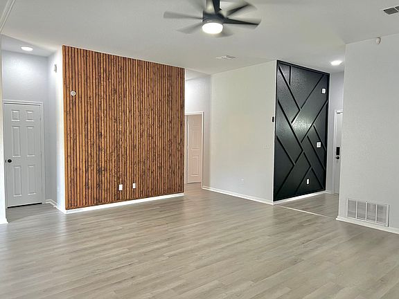 2nd image of 2501 Jasmine Ln
