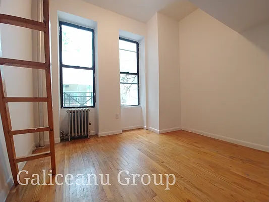 Rented by Lexington Real Estate Group | media 18