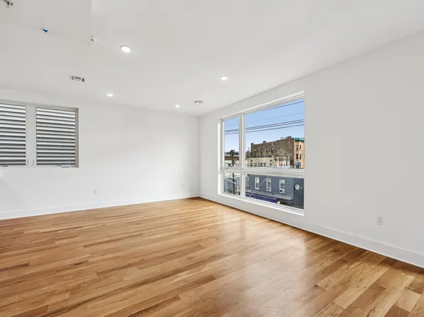 1003 Summit Avenue image 7 of 32