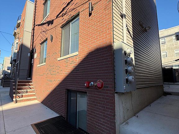 3rd image of 2511-13 Manton St