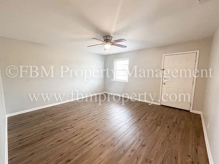 330 W College St #4 — Photo 15