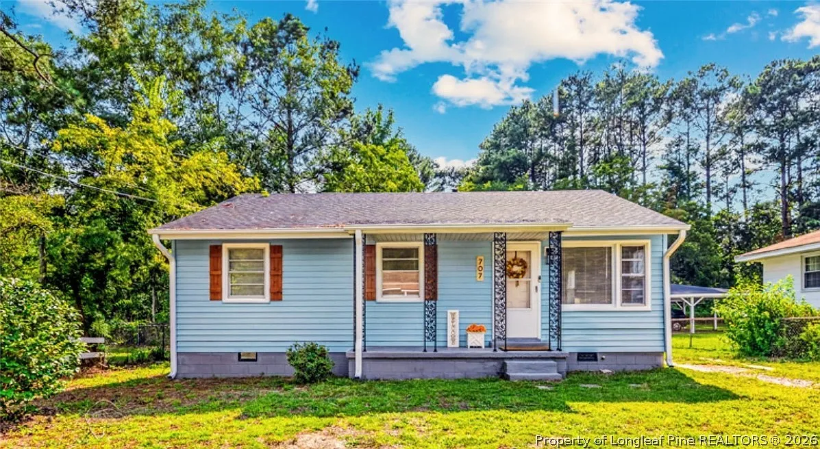3 bed, 1.0 bath, 907 sqft, $1,300 — Photo 2