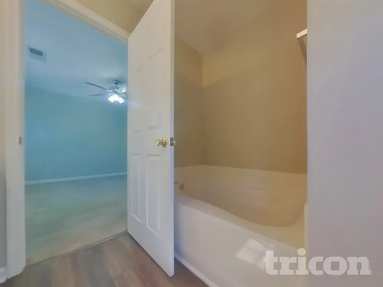 102 W Oaks Pl — Photo 8