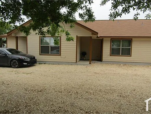 3 bed, 1000 sqft, $1,300 — Photo 1