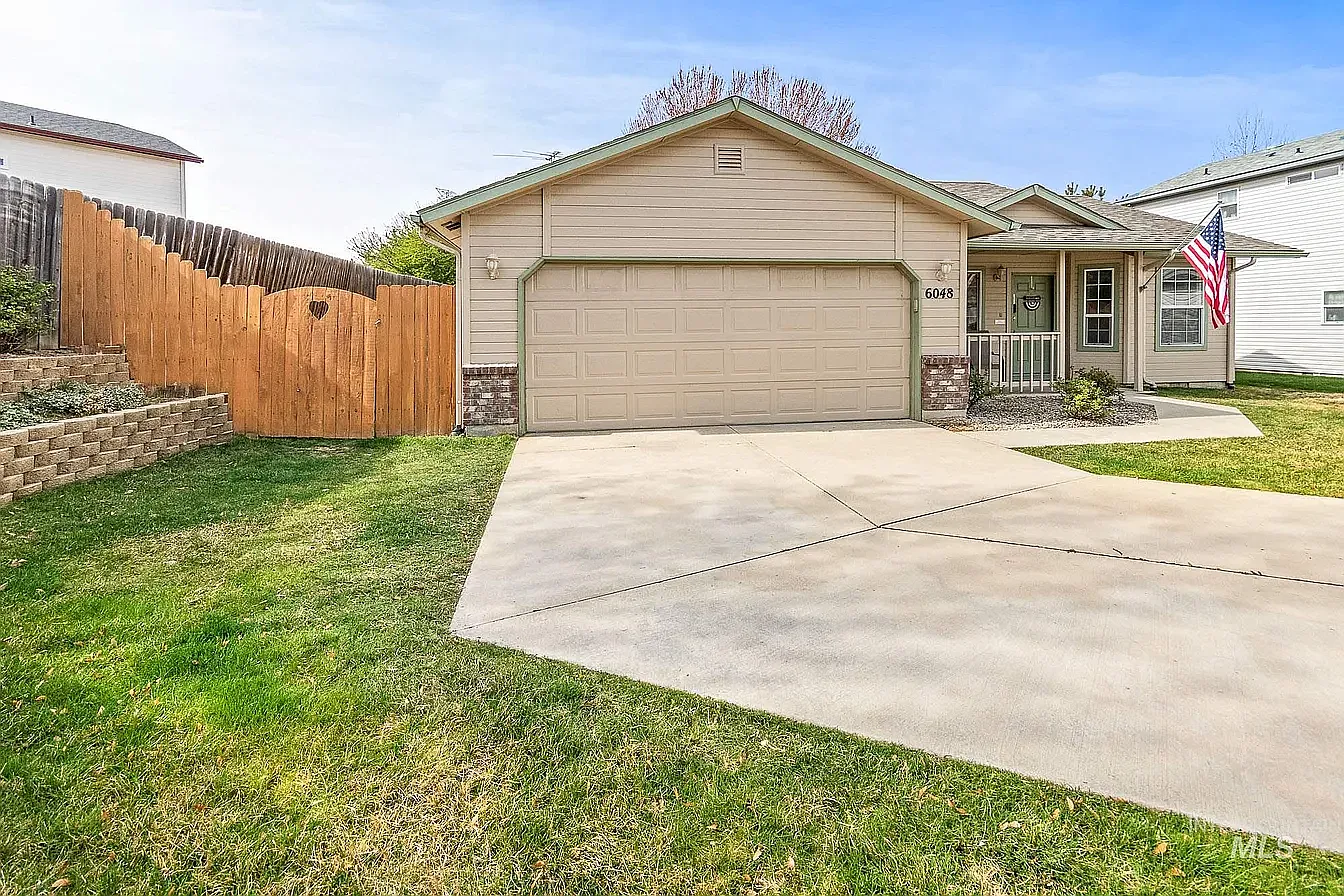4 bed, 2.5 bath, 1900 sqft, $3,700 — Photo 2