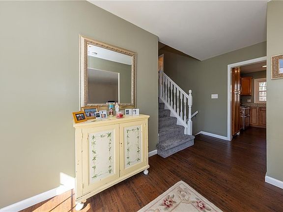 3rd image of 228 Parkview Dr