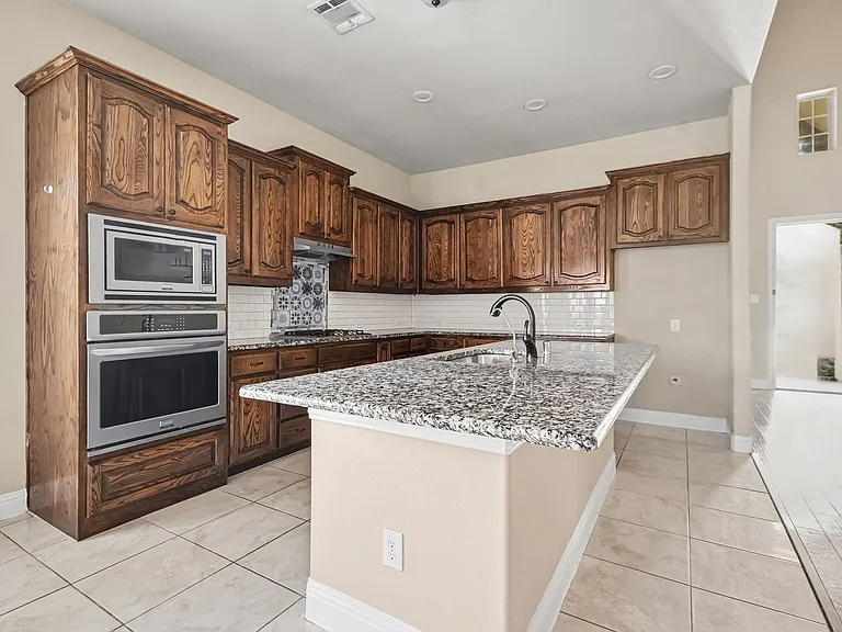 604 Darby Ln — Photo 11
