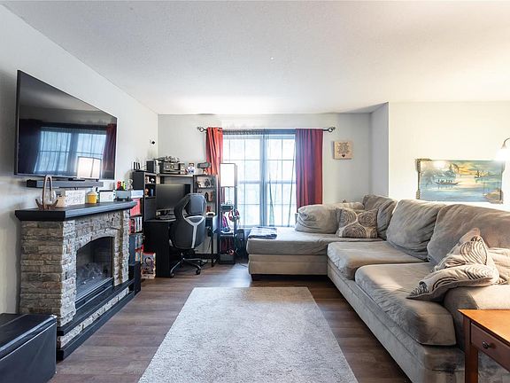3rd image of 300 Valley Pl