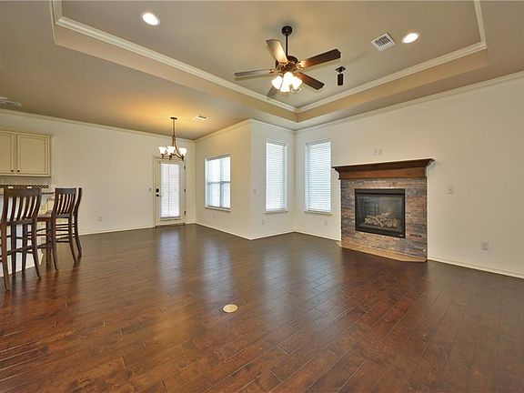 4th image of 2200 Persimmon Dr