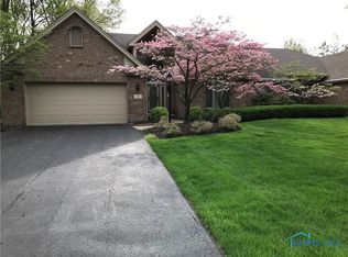 19 Walnut Creek Dr, Holland, OH