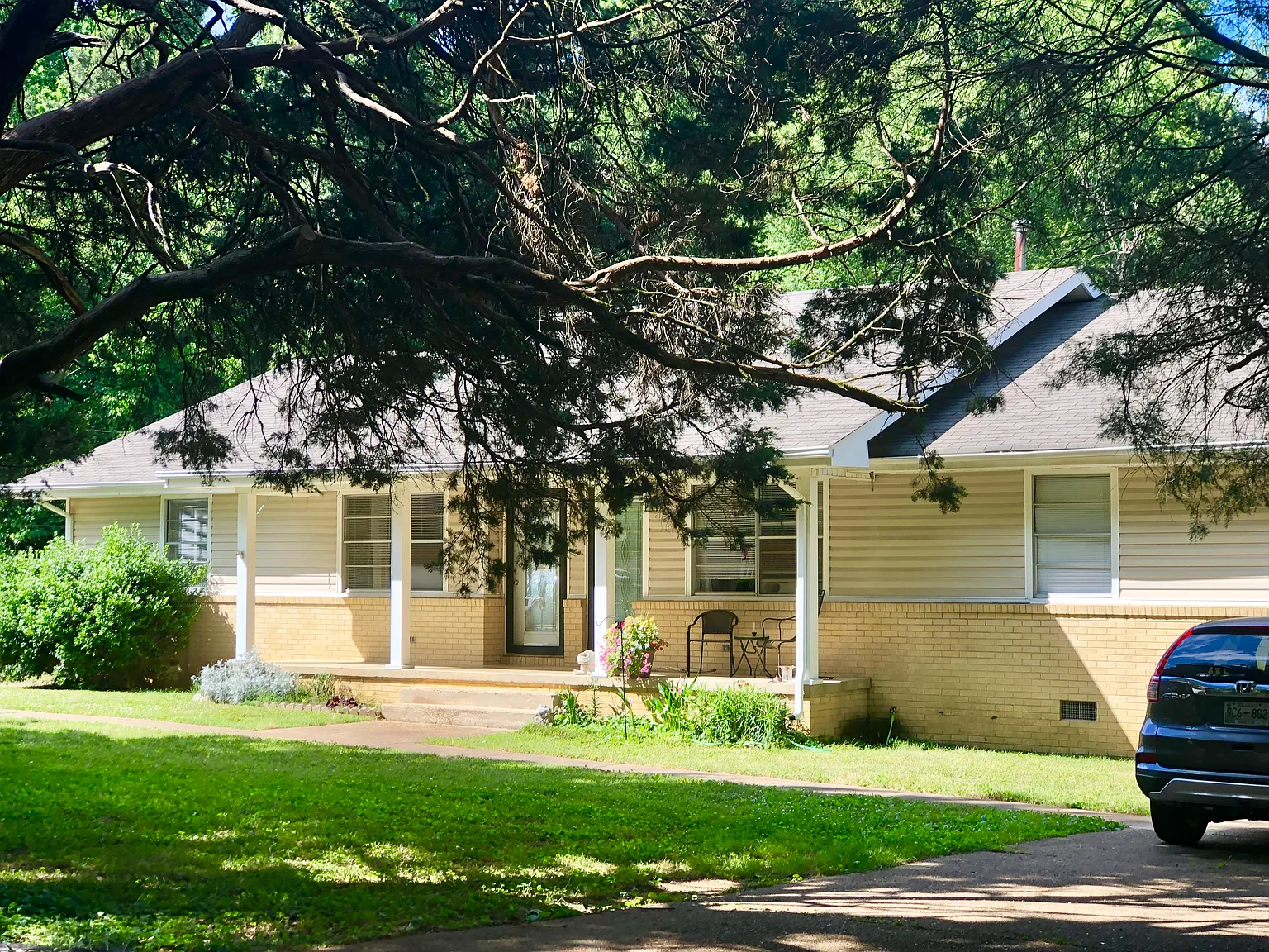 3 bed, 1.5 bath, 2166 sqft, $1,650 — Photo 1