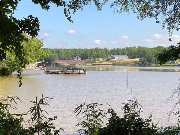 814 Eagles Harbor Dr, Hodges, SC 29653
