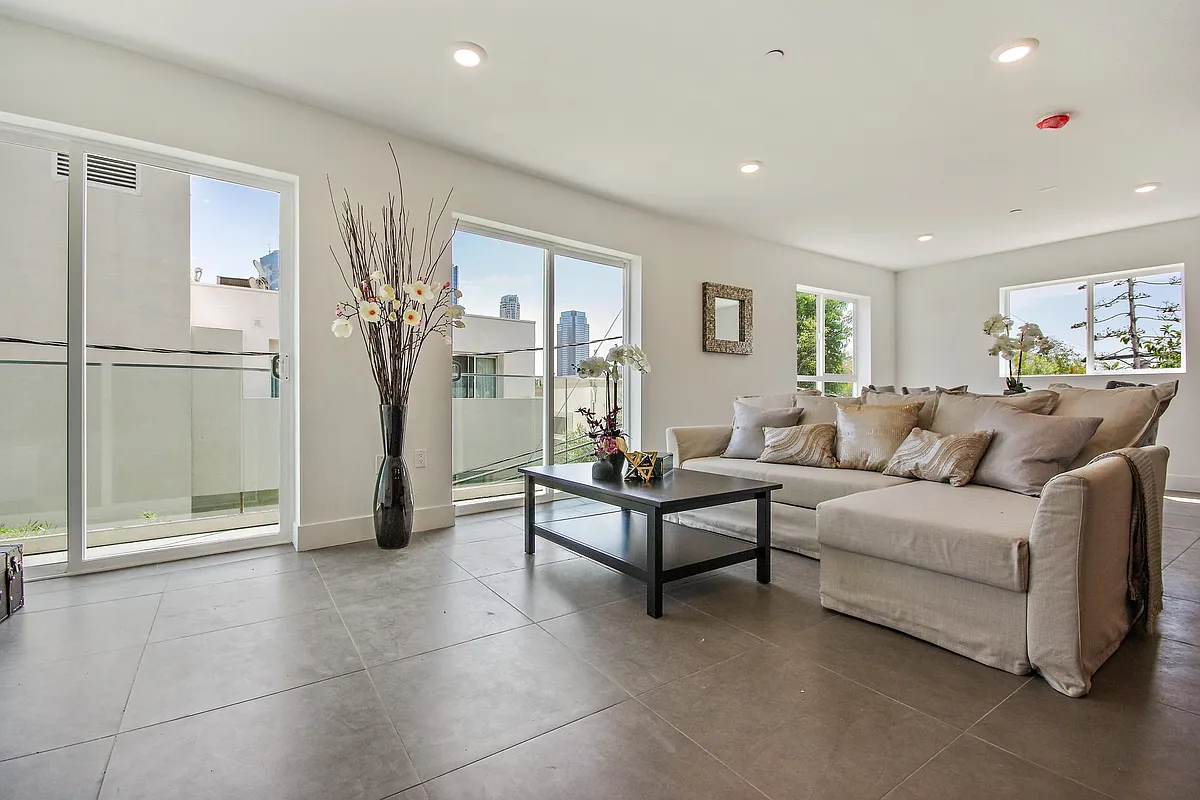 Building Photo - 1810 Pandora Ave #101