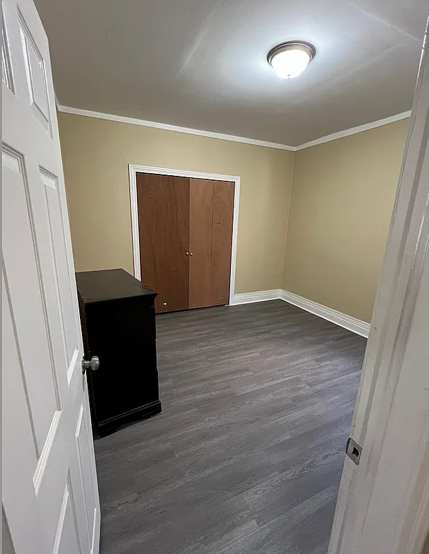 3 bed, 1.0 bath, 2000 sqft, $1,550 — Photo 2