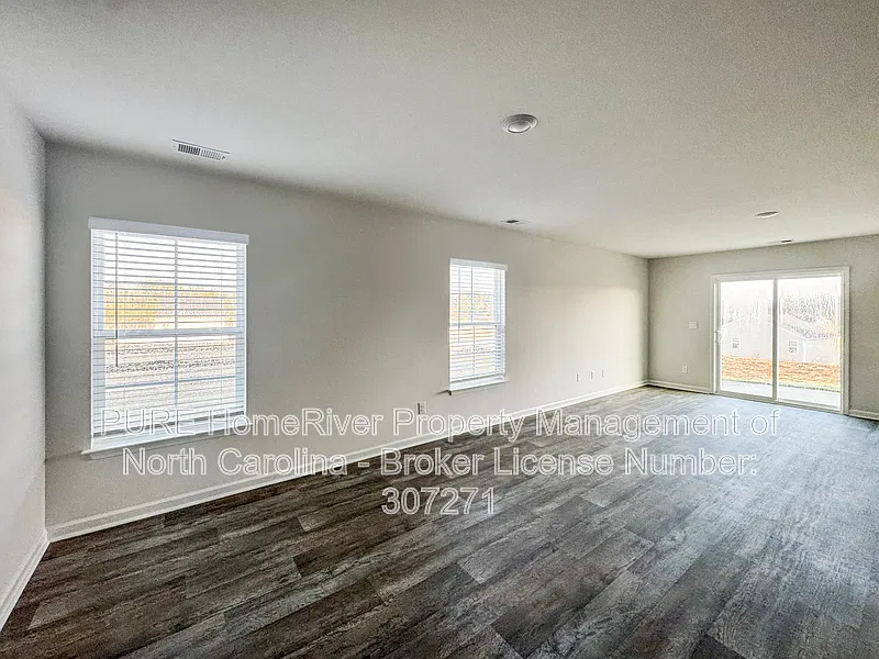 5 bed, 3.0 bath, 2361 sqft, $2,145 — Photo 4