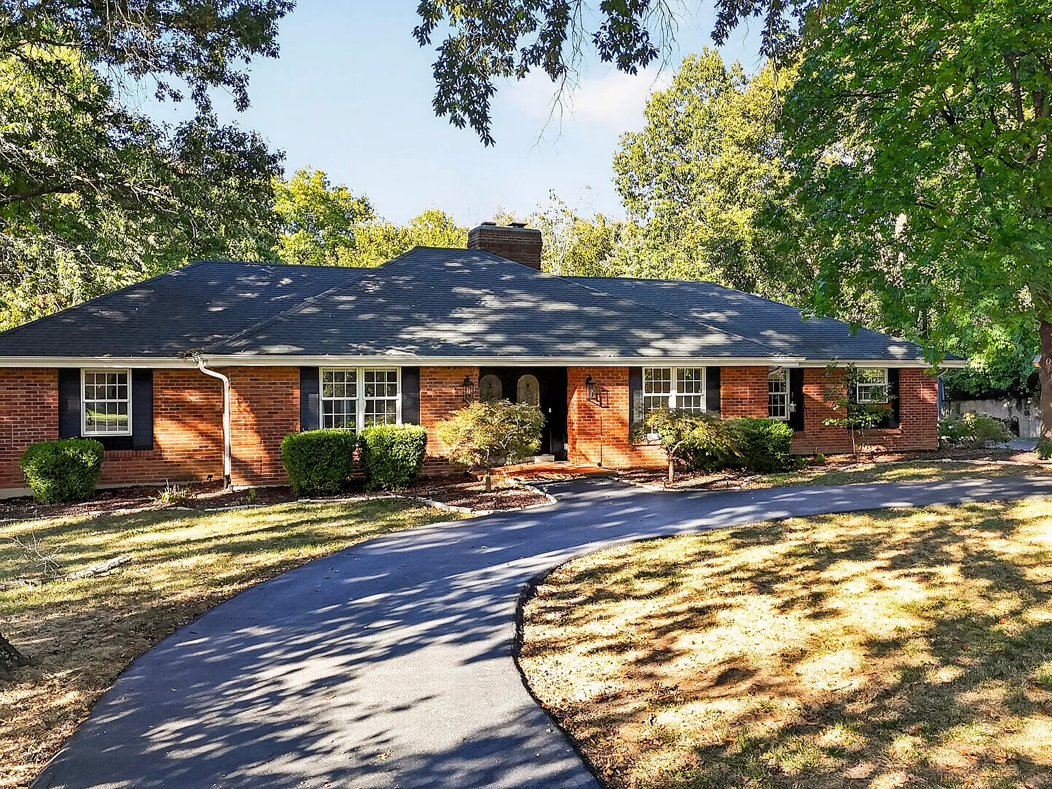 5 bed, 5290 sqft, $6,200 — Photo 2