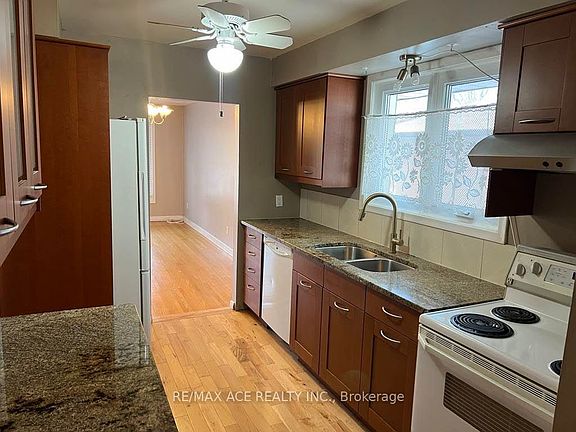 3rd image of 26 Oakridge Dr