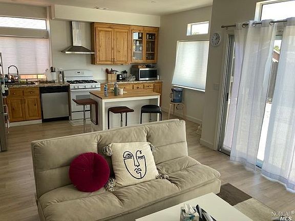 5th image of 462 Zachary Dr