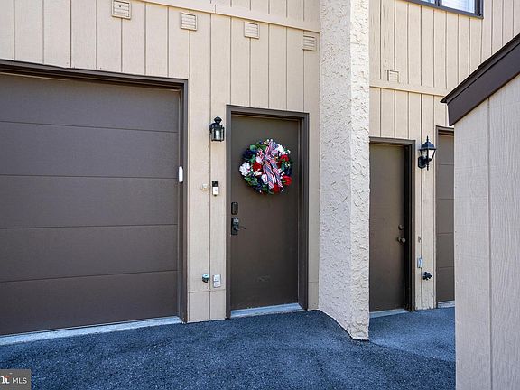 2nd image of 822 W Aaron Dr