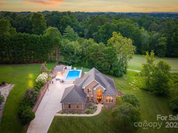 4137 Pinecrest Dr NE, Hickory, NC 28601