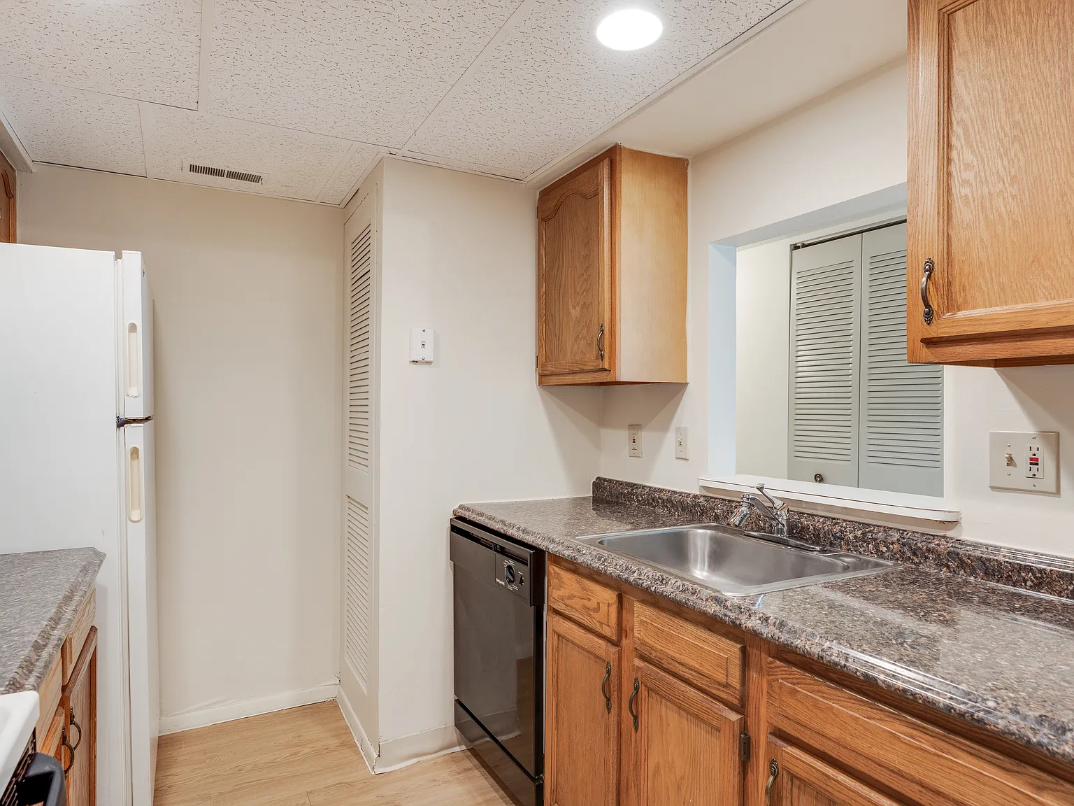 Vantage Pointe West Apartment Homes — Photo 3