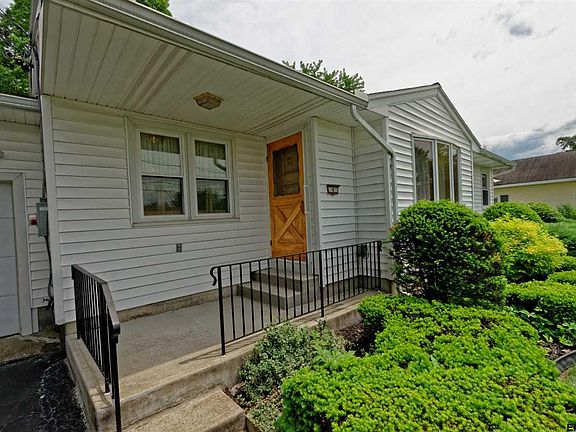 4th image of 8 Crestwood Ave