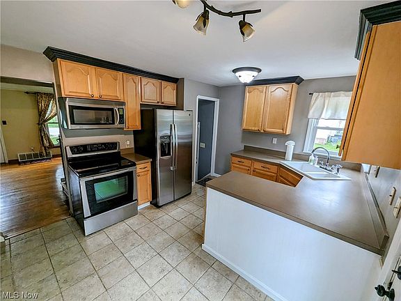 4th image of 144 W Glendale St