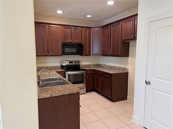 4th image of 19038 Aiden Ln #B