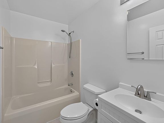 5th image of 573 Jefferson Dr