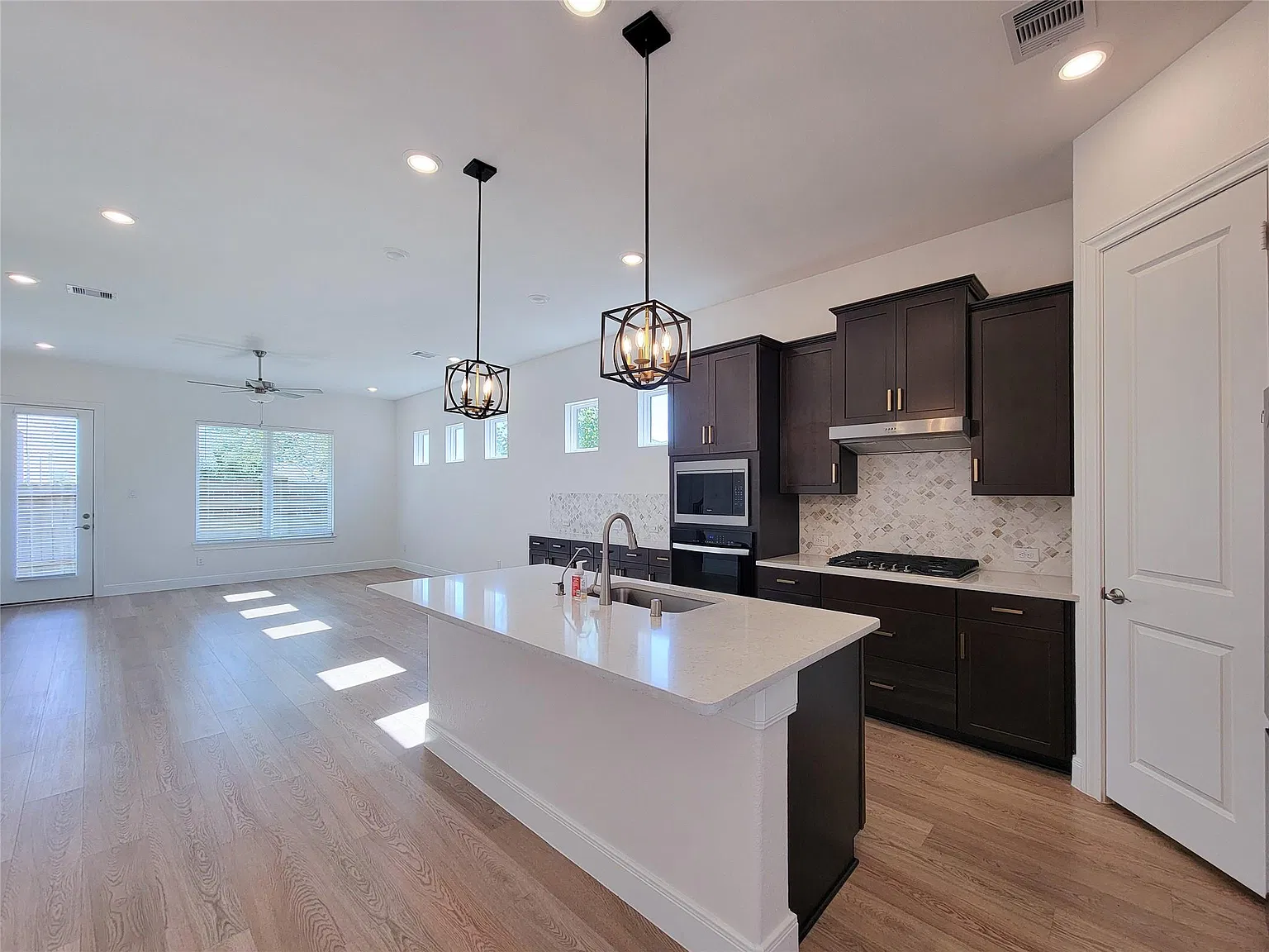4 bed, 3.5 bath, 2515 sqft, $3,200 — Photo 3