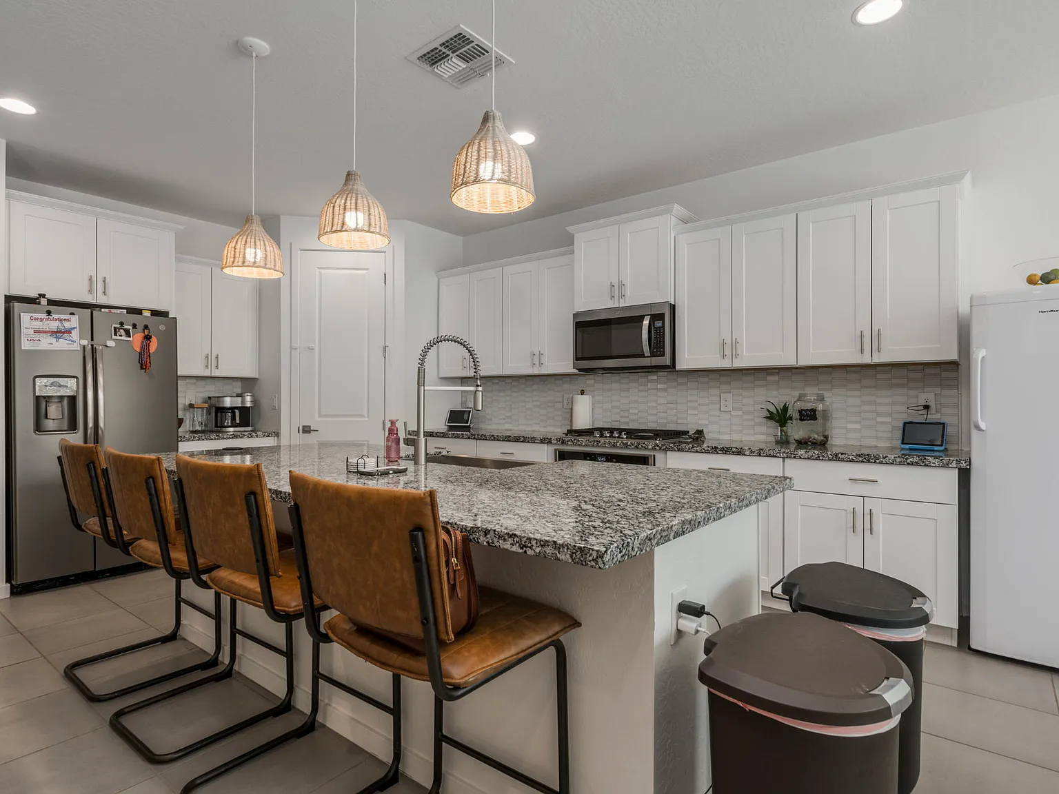 4 bed, 2150 sqft, $2,400 — Photo 3