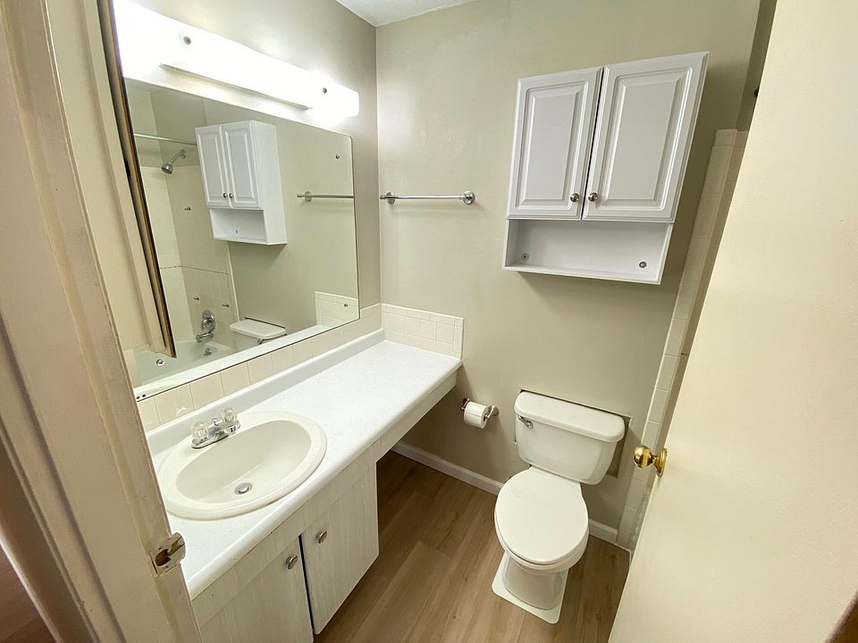 Full Bathroom in the hallway has a bathtub