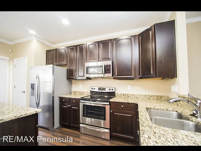 505 Waterside Dr — Photo 4
