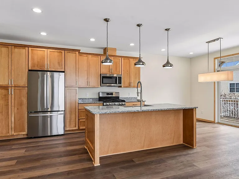 2121 Village Trl — Photo 5