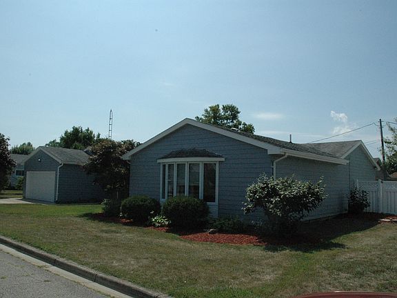 2nd image of 121 Oak St