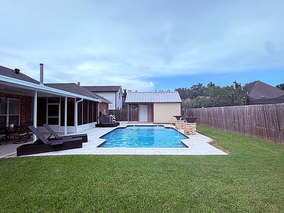 3rd image of 216 Hawthorn Dr
