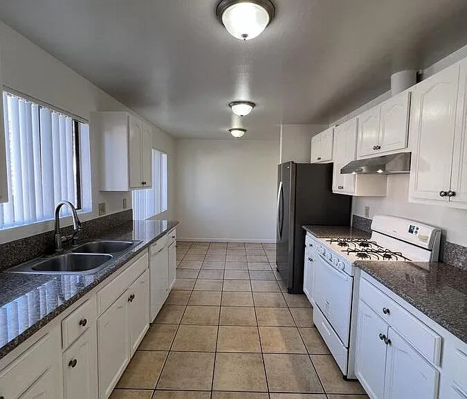 651 W 15th St #4 — Photo 6