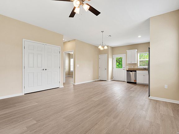 4th image of 611 Villa Linda