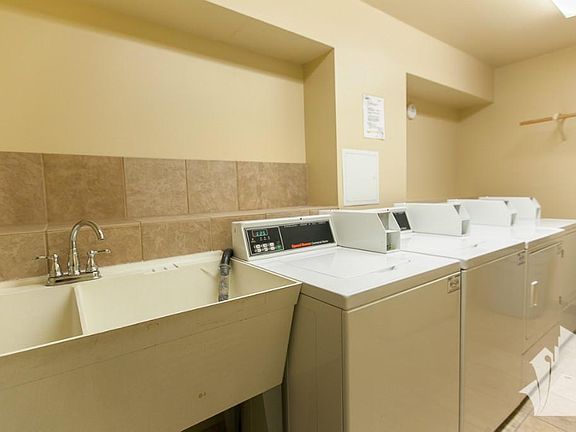 4th image of 3620 N Pine Grove Ave #302W
