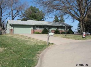 9116 Decatur Cir, Omaha, NE 68114