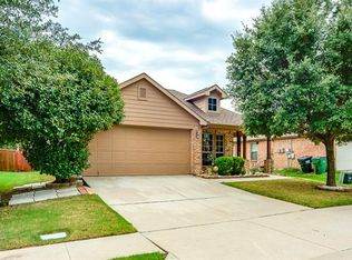 8636 Wagon Trl, Aubrey, TX 76227