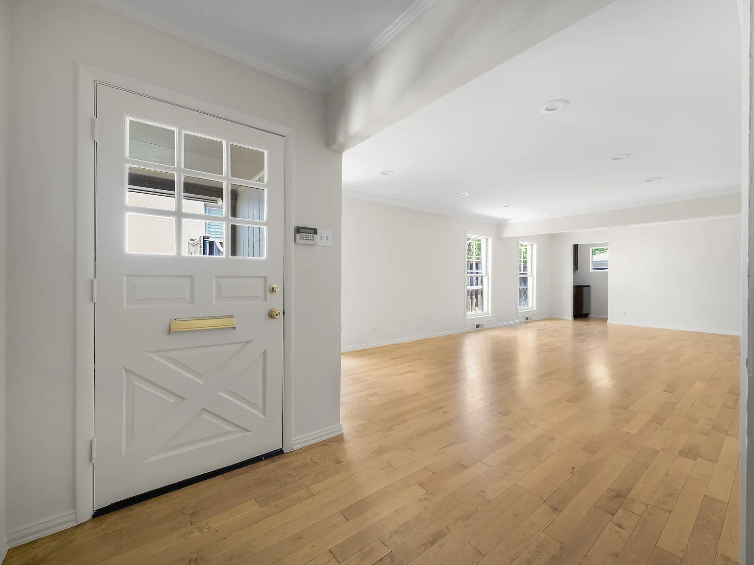 4 bed, 2943 sqft, $10,000 — Photo 2
