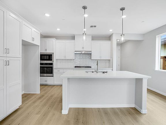 2nd image of 1592 Edgewood Ln