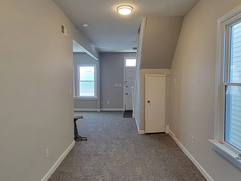 1709 Everett St — Photo 6