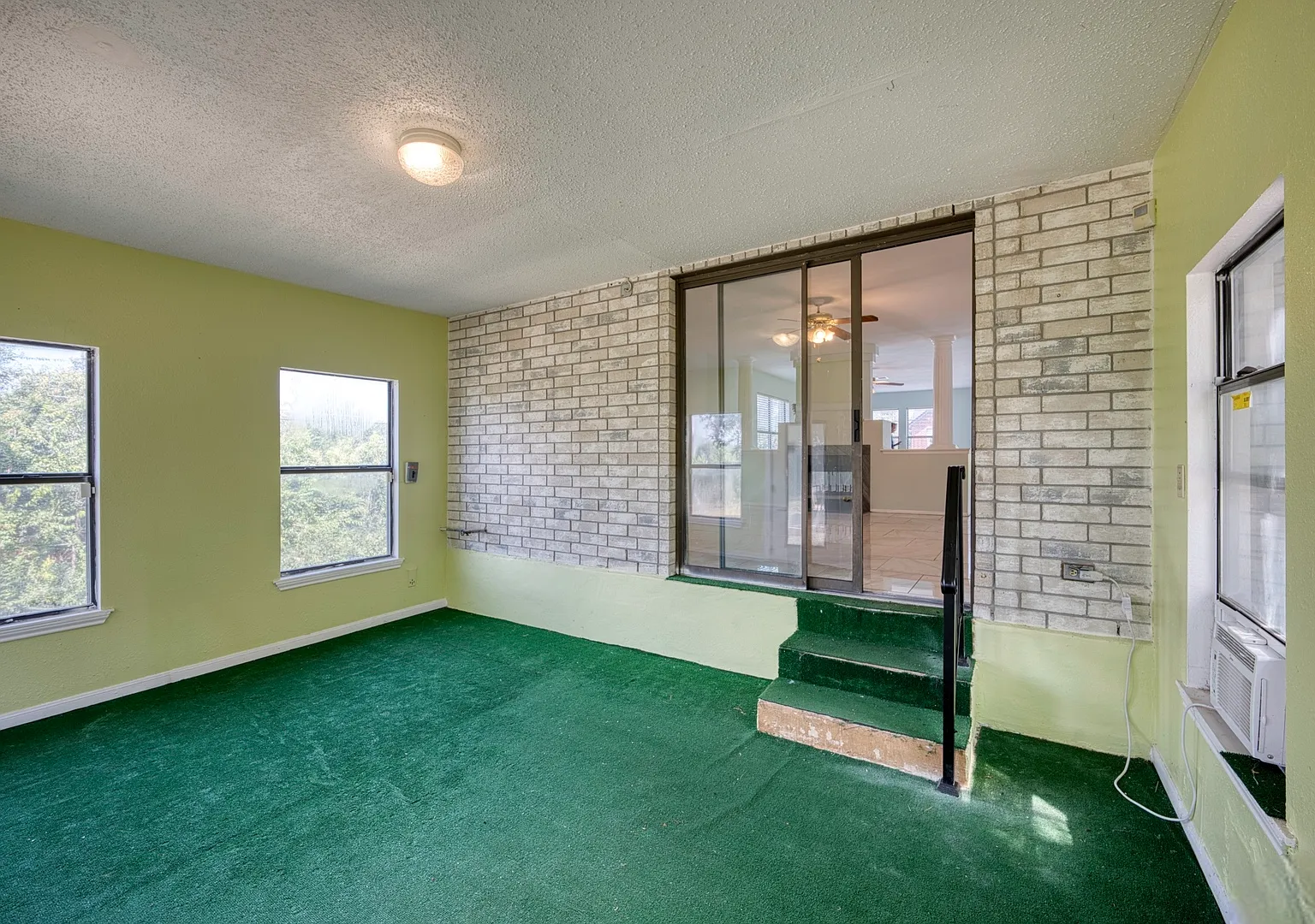 Elegant 4-Bedroom Home with Island Kitchen, Fireplace, and Fenced Yard in San Antonio — Photo 4