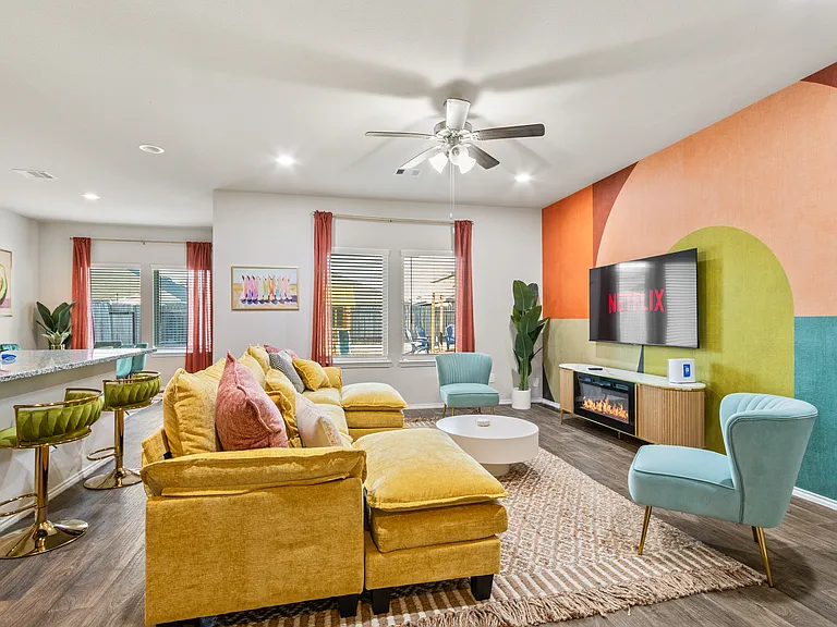 2431 Sutton Hollow Ct — Photo 4
