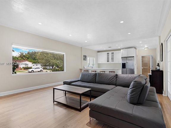 5th image of 555 SW 39th Ave