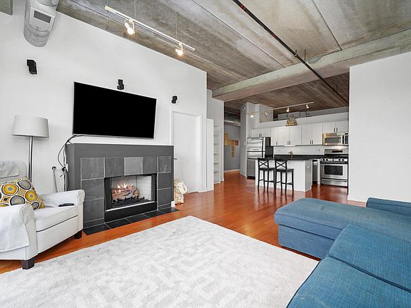 2nd image of 811 W 15th Pl Unit 305